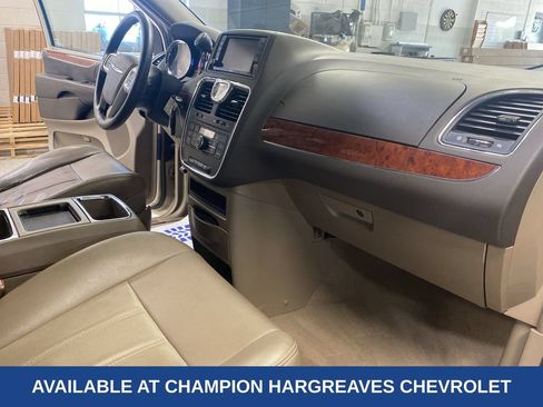 Used 2013 Chrysler Town & Country Touring FWD image 37