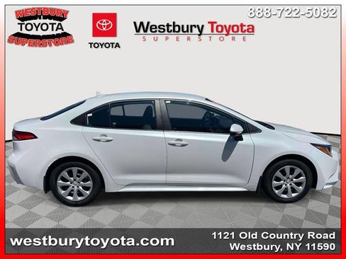 Used 2022 Toyota Corolla LE FWD image 5