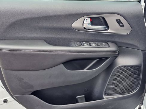New 2027 Chrysler Pacifica Select FWD image 14
