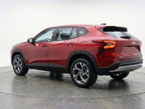 Used 2025 Chevrolet Trax LT w/ LT Convenience Package image 6