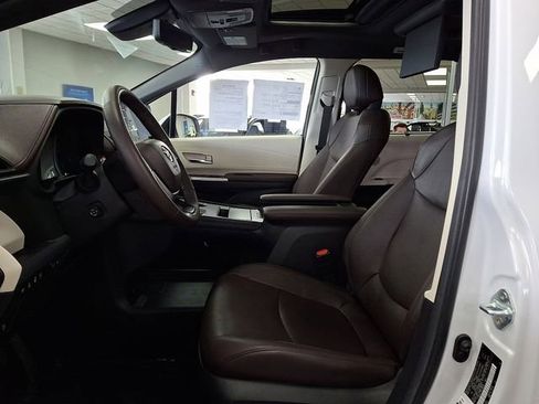 Used 2024 Toyota Sienna Platinum image 14