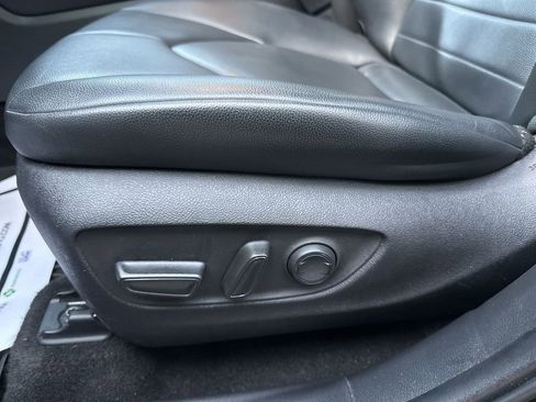 Used 2023 Toyota Highlander XLE image 12