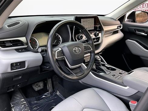 Used 2023 Toyota Highlander XLE image 17