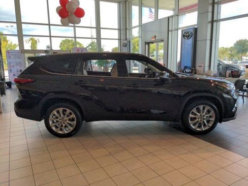 Used 2021 Toyota Highlander Limited FWD image 3