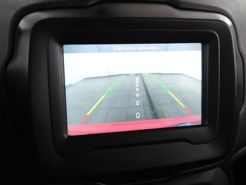 Used 2019 Jeep Renegade Latitude w/ Cold Weather Group FWD image 18
