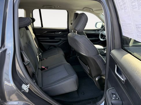 Used 2024 Jeep Grand Cherokee Laredo image 18