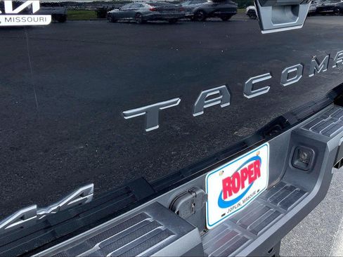 Used 2024 Toyota Tacoma SR5 AWD/4WD image 29