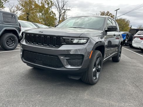 New 2025 Jeep Grand Cherokee Altitude image 23