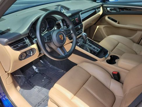 Certified 2023 Porsche Macan AWD/4WD image 4