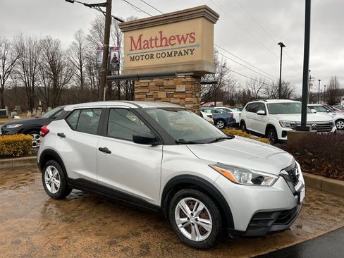 Used 2020 Nissan Kicks S image 3