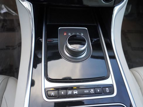 Used 2017 Jaguar XF Premium image 20