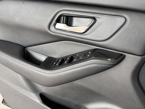 Used 2025 Nissan Rogue SV FWD image 18