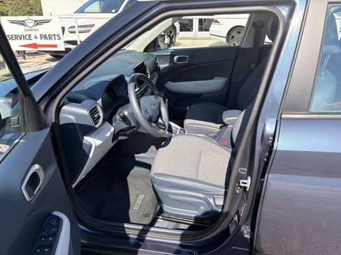 Used 2025 Hyundai Venue Limited FWD image 16