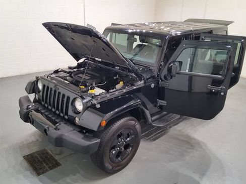Used 2015 Jeep Wrangler Unlimited Sahara AWD/4WD image 13