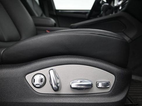 Used 2025 Porsche Macan AWD/4WD image 15