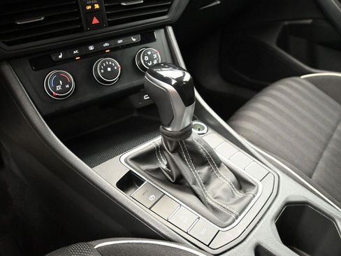 Used 2024 Volkswagen Jetta Sport image 5