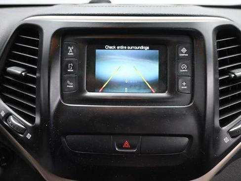 Used 2016 Jeep Cherokee Latitude w/ Cold Weather Group AWD/4WD image 18