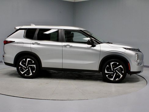 Used 2022 Mitsubishi Outlander SE image 13