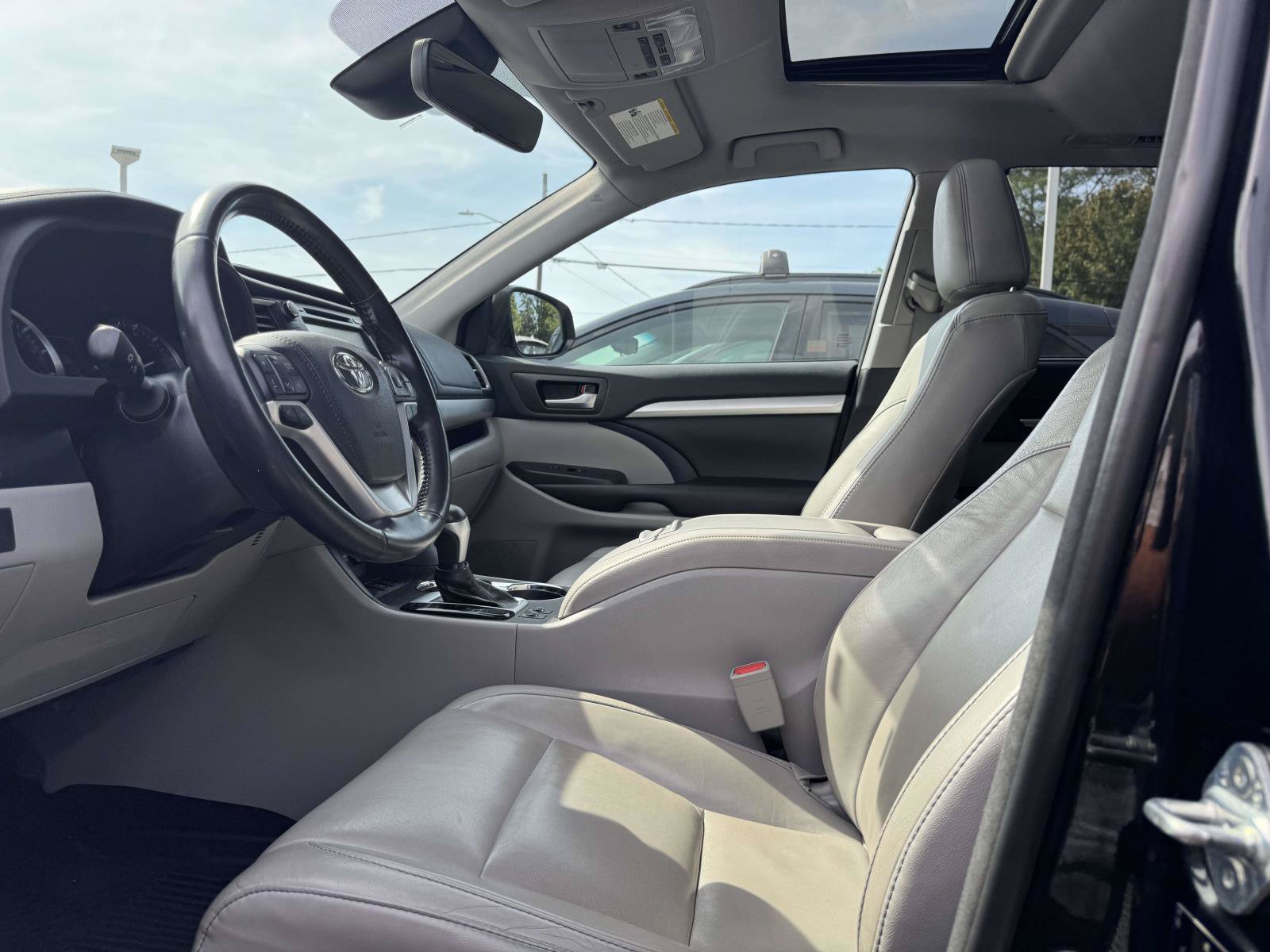 Used 2018 Toyota Highlander XLE AWD/4WD image 12