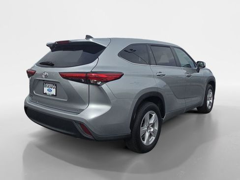 Used 2023 Toyota Highlander LE image 5