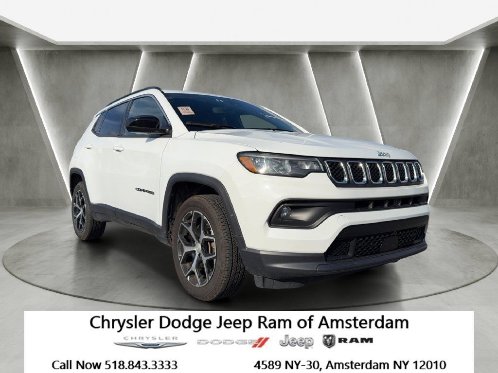 Used 2024 Jeep Compass Latitude AWD/4WD image 1