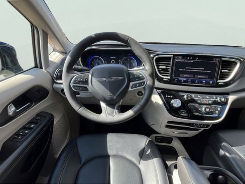 Used 2024 Chrysler Pacifica Touring-L image 11