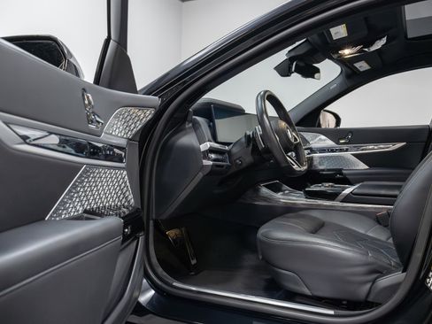 Used 2023 BMW 760i xDrive w/ Executive Package image 34