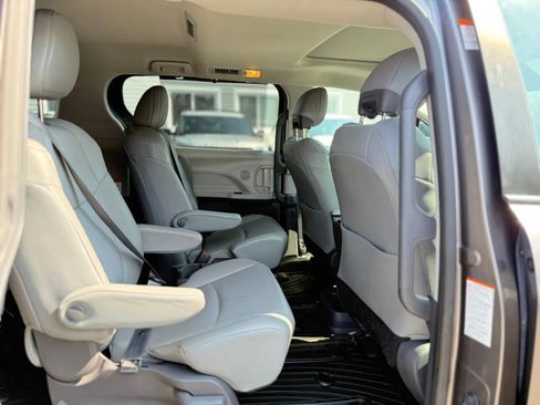 Used 2021 Toyota Sienna XLE w/ XLE Plus Package image 10