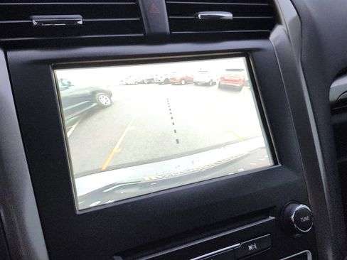 Used 2018 Ford Fusion Energi SE image 2