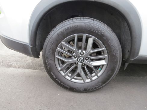 Used 2024 Nissan Rogue S FWD image 8