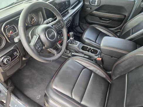 Used 2025 Jeep Gladiator Rubicon w/ Convenience Group AWD/4WD image 2