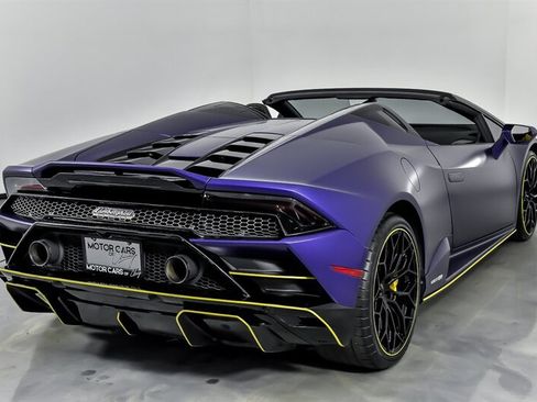 Used 2021 Lamborghini Huracan EVO RWD image 10