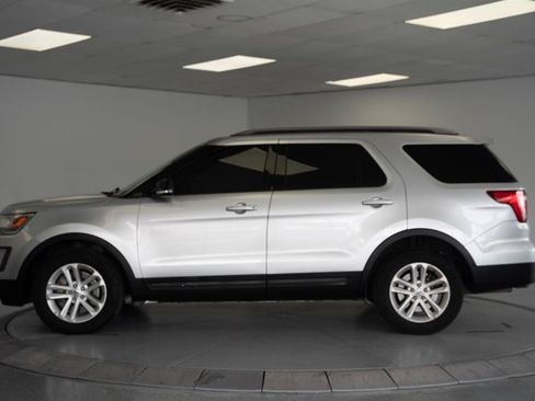 Used 2017 Ford Explorer XLT FWD image 4