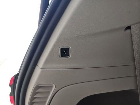 Used 2023 Chrysler Pacifica Touring-L image 8