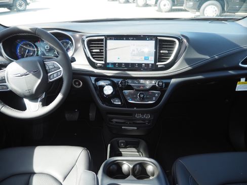 New 2025 Chrysler Pacifica Select w/ Uconnect Theater Family Group image 21