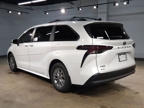 New 2026 Toyota Sienna XLE FWD image 5