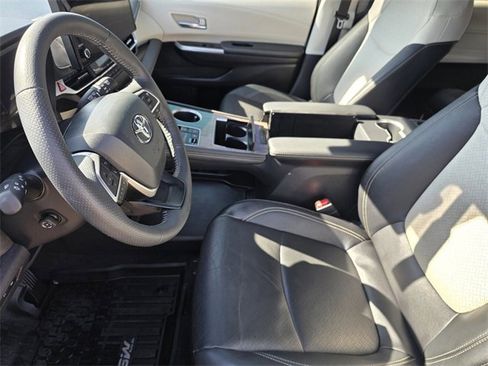 Used 2025 Toyota Sienna Platinum image 9