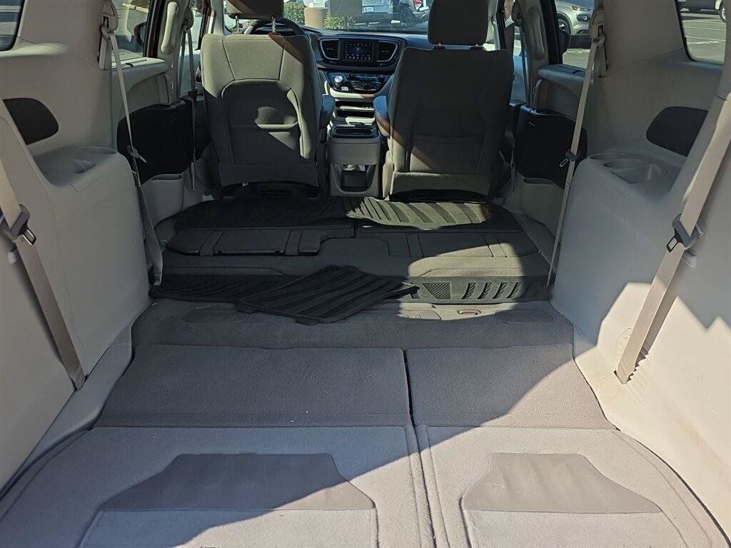 Used 2018 Chrysler Pacifica Touring Plus FWD image 16