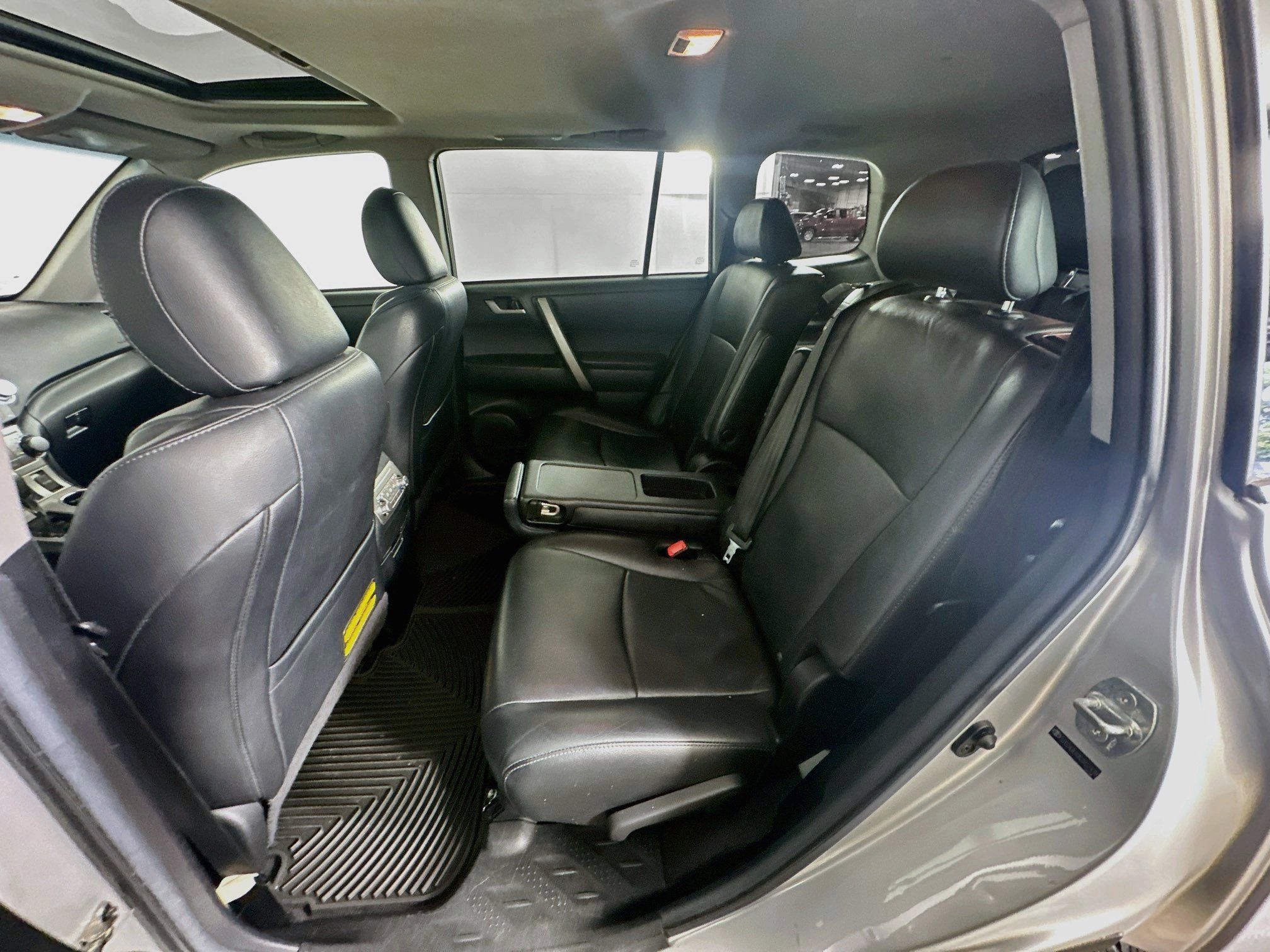 Used 2012 Toyota Highlander SE w/ Tow Pkg FWD image 28