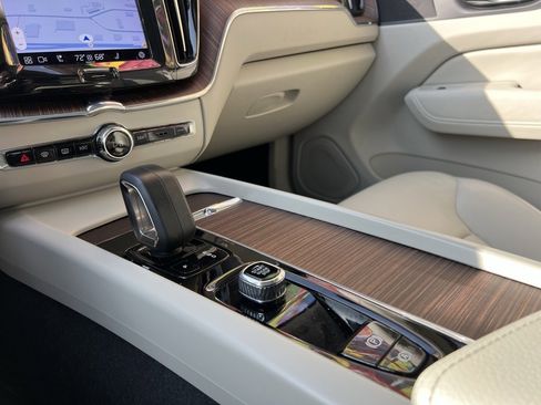 Used 2022 Volvo XC60 B5 Momentum w/ Climate Package image 34