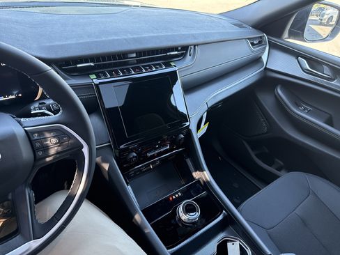 New 2025 Jeep Grand Cherokee Laredo X w/ Luxury Tech Group I image 21