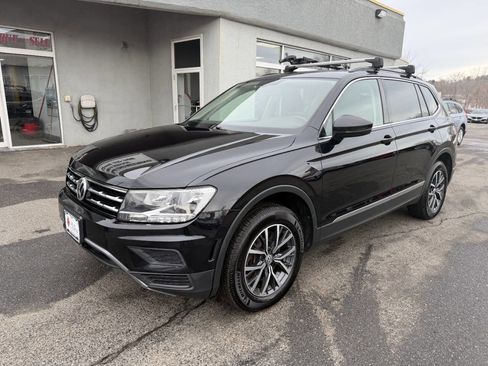 Used 2020 Volkswagen Tiguan SE w/ Panoramic Sunroof Package image 3