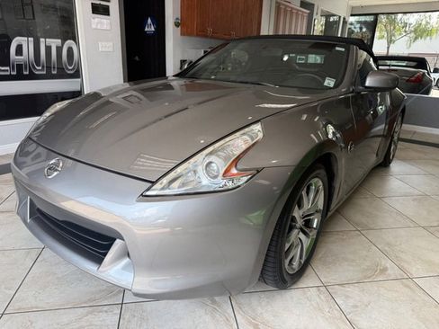 Used 2010 Nissan 370Z Roadster image 3