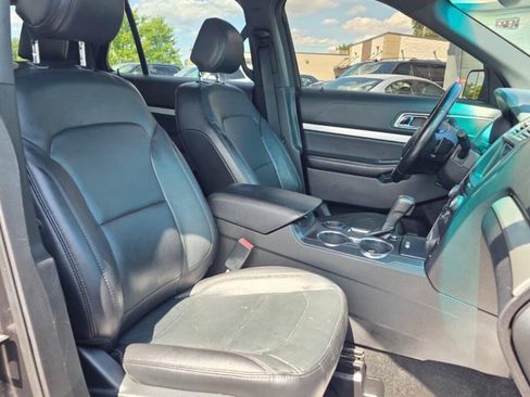 Used 2017 Ford Explorer XLT w/ Equipment Group 202A FWD image 16