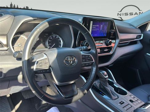 Used 2023 Toyota Highlander XLE AWD/4WD image 15