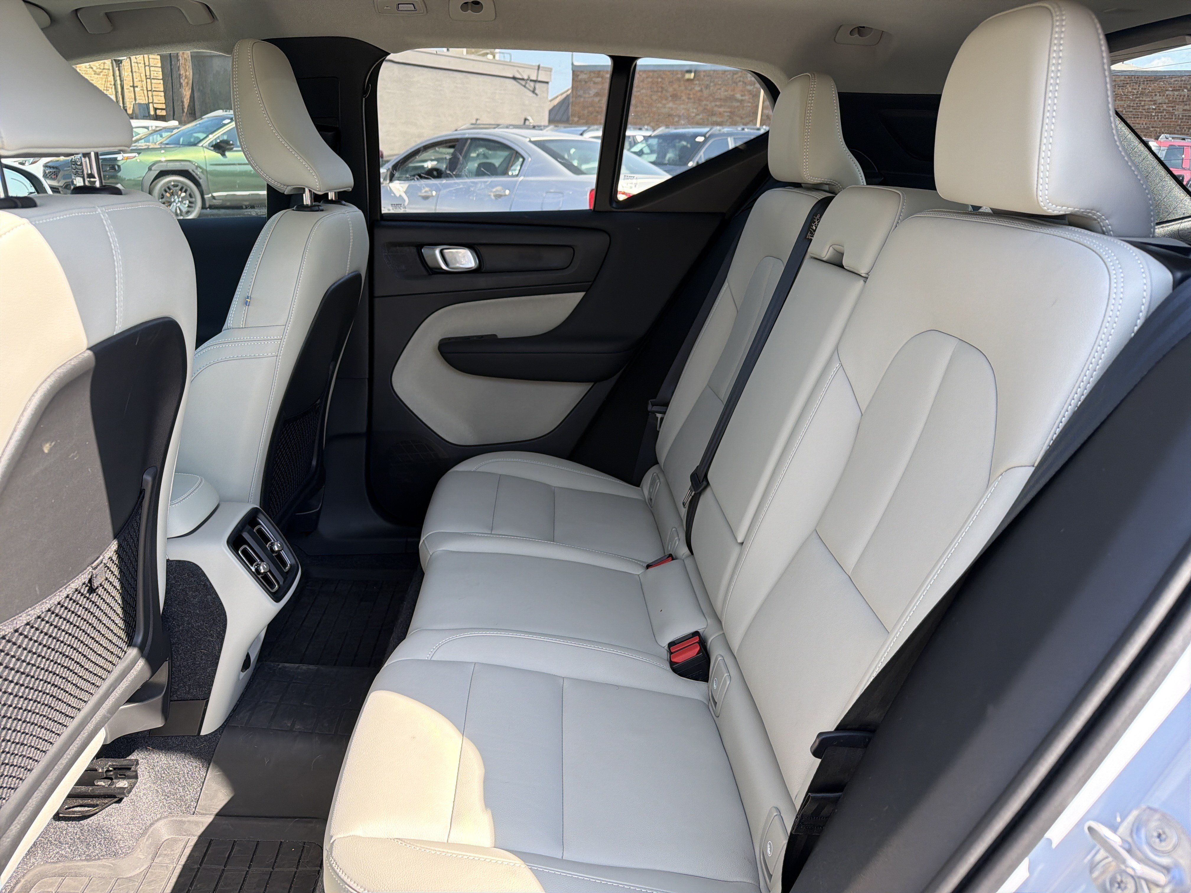 Used 2025 Volvo XC40 B5 Plus AWD/4WD image 25