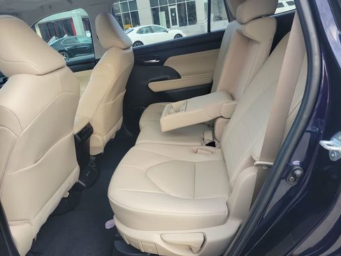 Certified 2023 Toyota Highlander XLE image 19