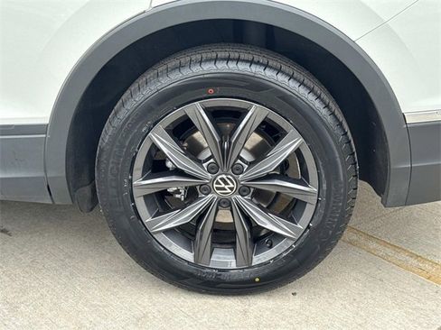 Certified 2022 Volkswagen Tiguan SE image 6