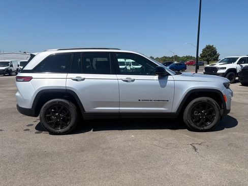 Used 2025 Jeep Grand Cherokee Altitude AWD/4WD image 9