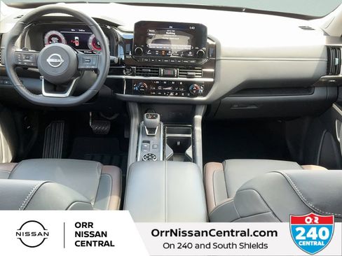 Used 2025 Nissan Pathfinder Platinum AWD/4WD image 16